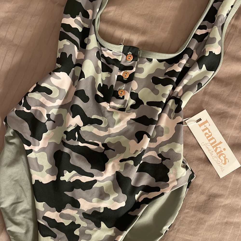 Frankies Bikini Archer Camo One Piece NWT 💚